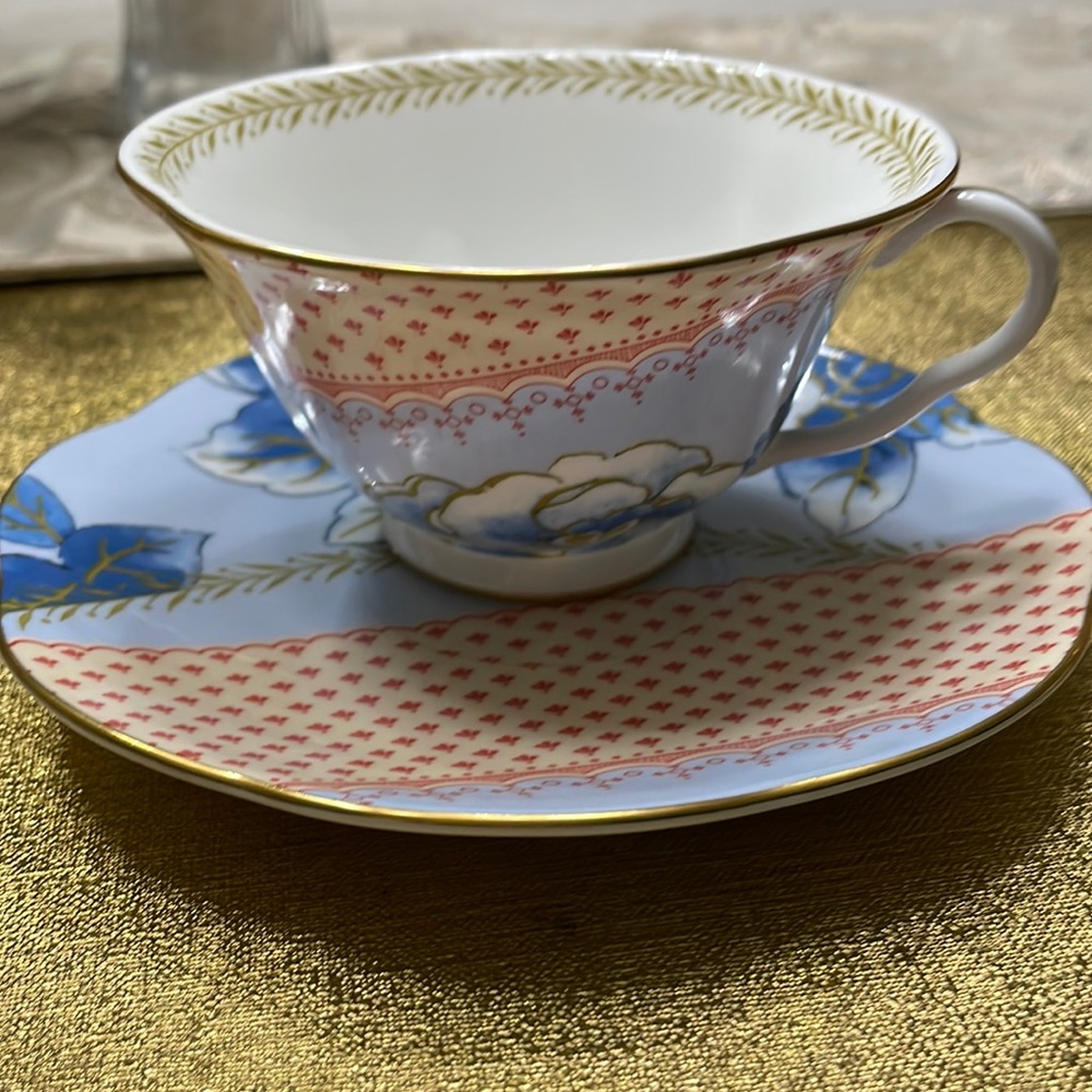 This is a stunning wedge wood tea cup set